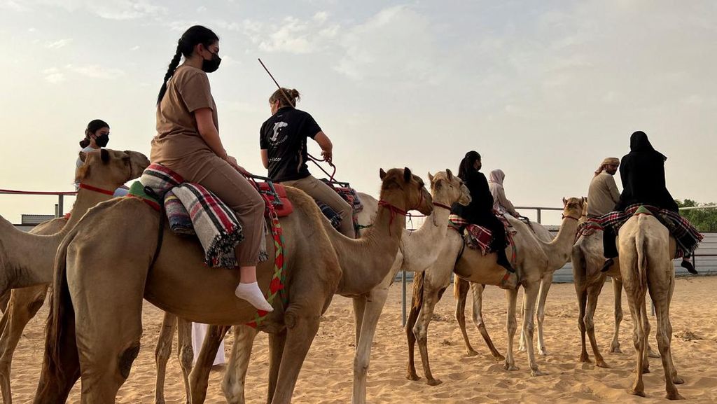 FOTO: Kala Perempuan Ramai-ramai Belajar Menunggang Unta di Dubai